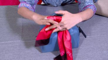 带衣领秋天丝巾的系法大全,秋天丝巾防寒各种围法