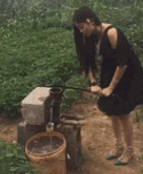 前女友和现女友搞笑图片,两个女生搞笑gif图