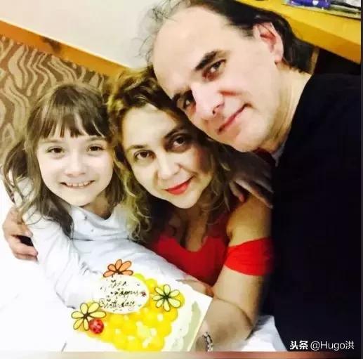 父母“纵容”的熊孩子成为了2岁的女版“毕加索”，作品卖出百万