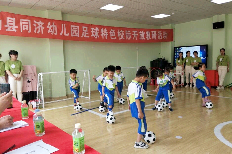 合适幼儿园玩的足球游戏,全国足球特色幼儿园游戏活动指南