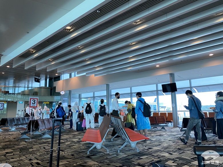 这种专业让人折服！在毫无服务的情况下，空姐仍能准确地姓氏称呼