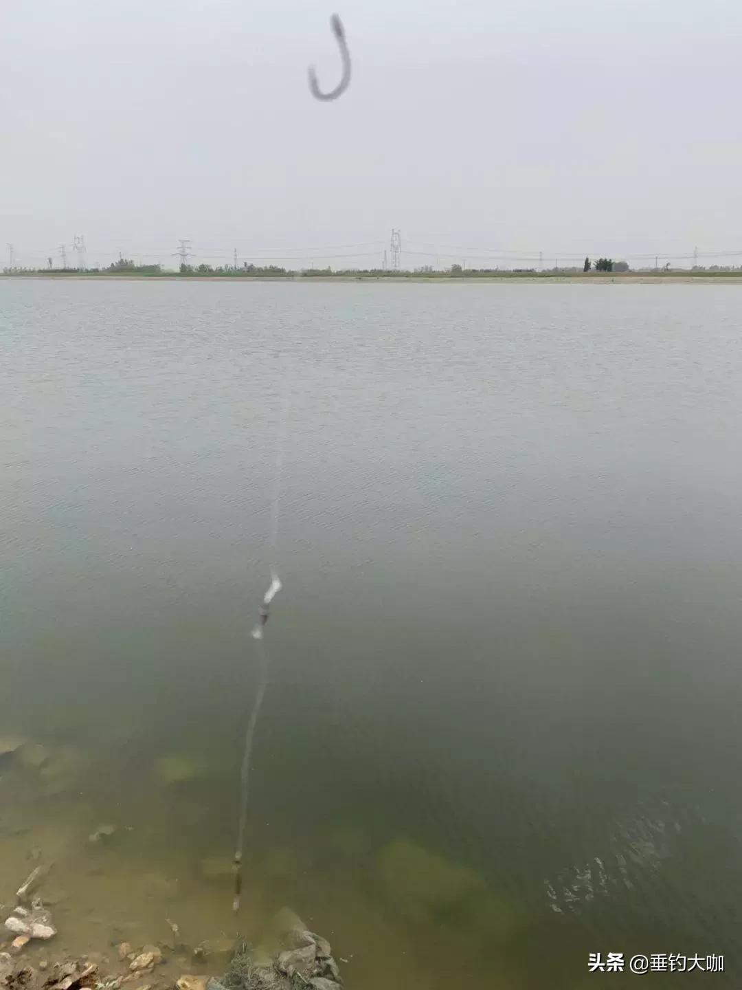 在家没事制作钓鱼浮漂,没事自己制作一根钓鱼竿