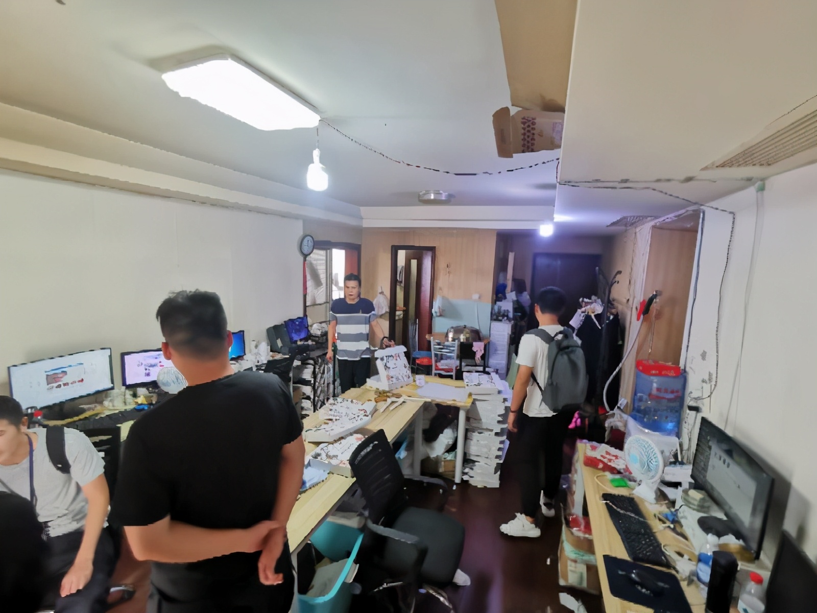 涉案假冒伪劣商标金额58万判几年,假冒品牌服装是什么罪