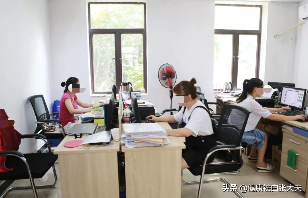 铜川23岁女子被母爱压弯腰，白癜风恶化，小郑：常回家看看