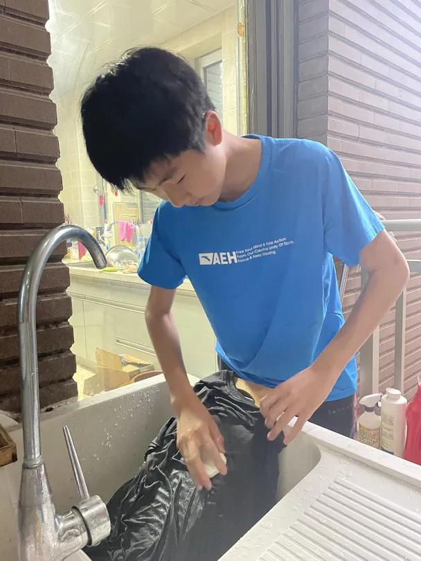 上海这所学校火了！暑假每人发一块搓衣板！连老人看了都惊讶