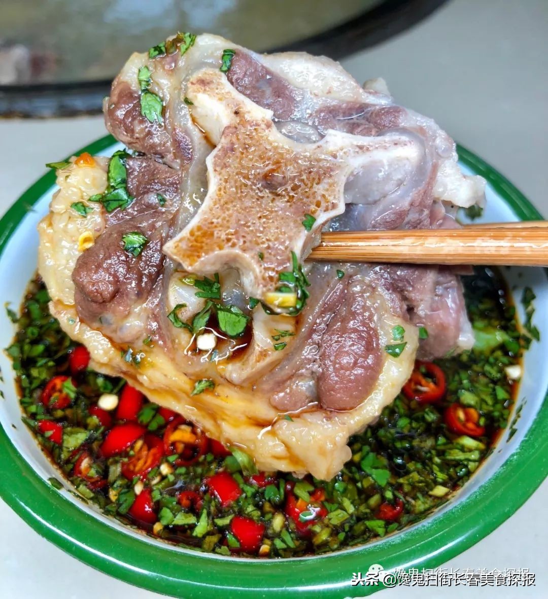 南湖别墅区藏个旧屯子，铁锅炖鱼天天爆满据说空姐都吃胖了！