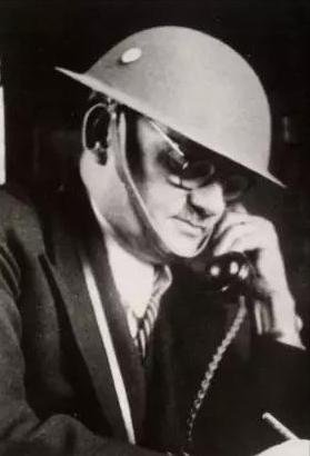 他组建南京国际安全区，救助救济中国难民，曾被两次授勋