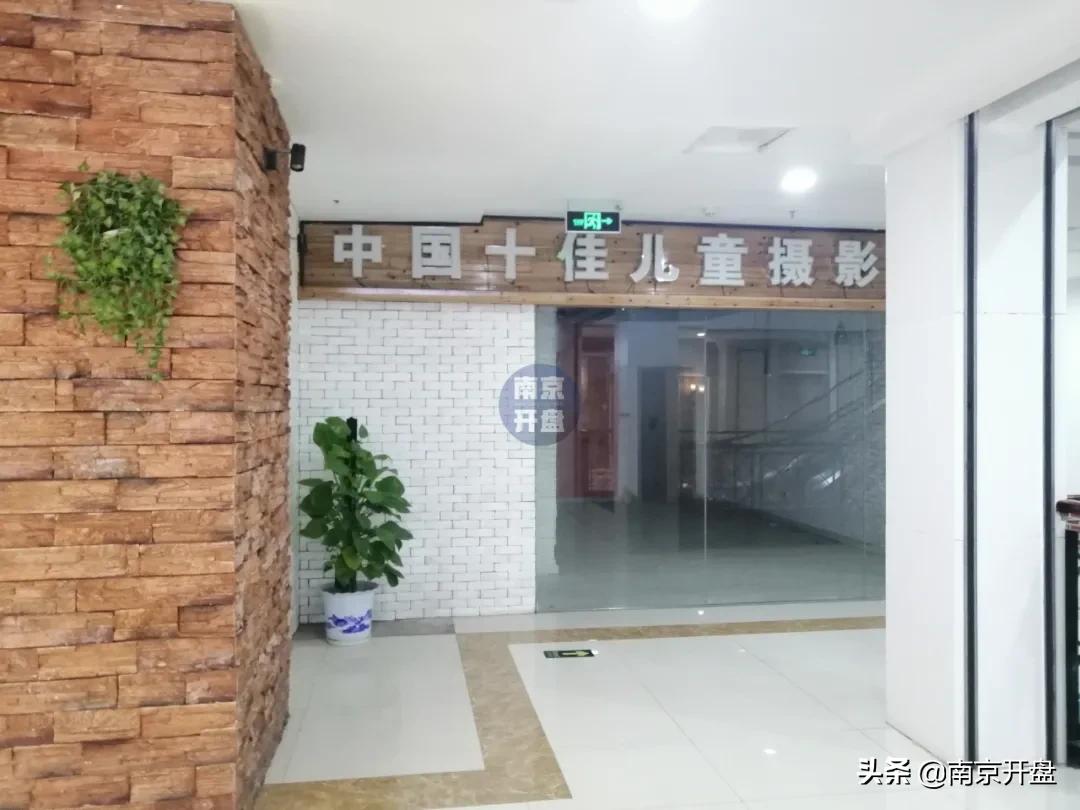 商场倒闭关门撤店,商场空荡荡无生意实体店的现状