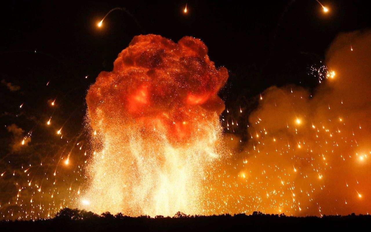 伊朗导弹基地爆炸最新,伊朗基地遭炸弹袭击的反应