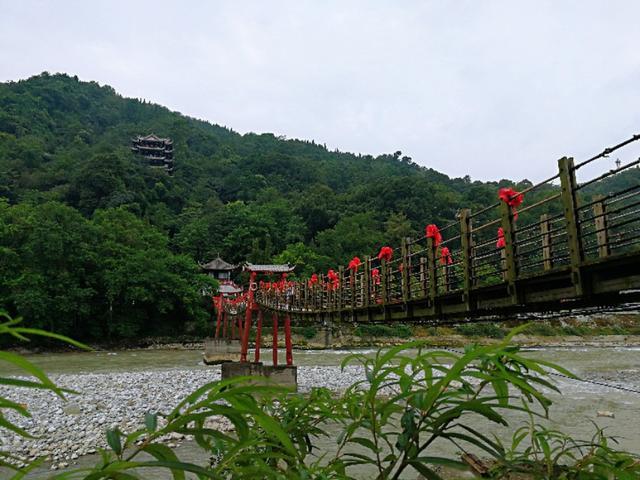 拼车去*藏西**，看功夫熊猫都江堰，导游带进购物店，让躺在床上体验