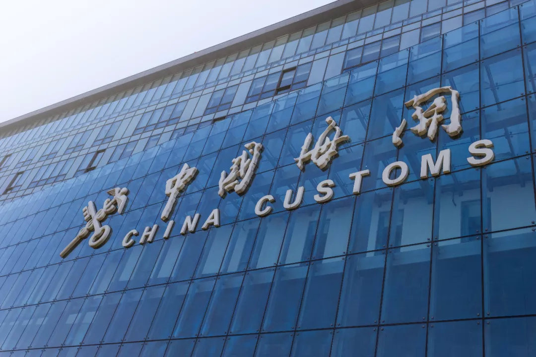 275万的百达翡丽戴手上，包装盒藏行李箱，游客“智闯”海关，结果…