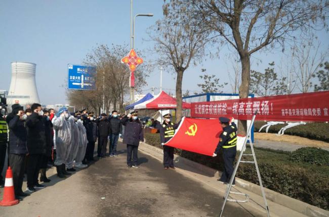 争当战疫急先锋初心映照党旗红,党旗飘扬战役先锋的硬核担当