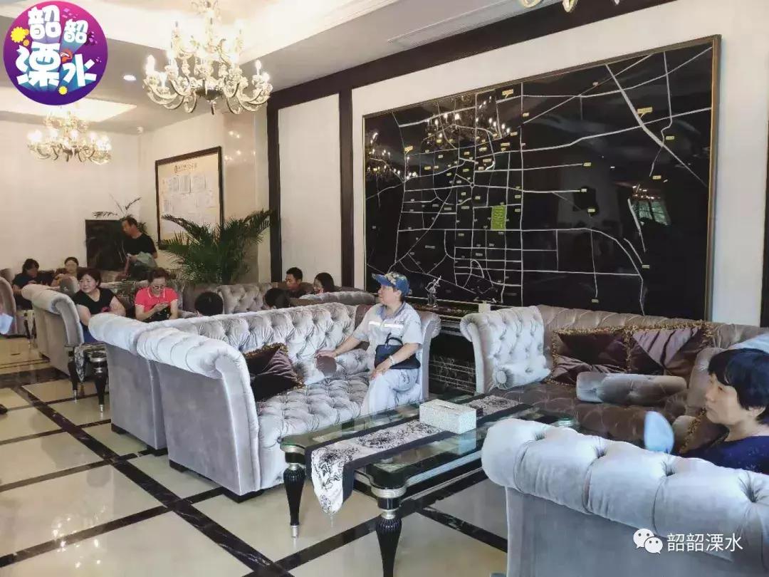 排队17小时喜中1号！手握10套房还要买！刚刚康利售罄，无人放弃