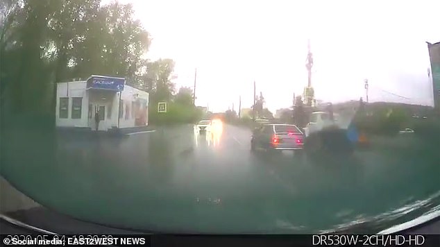 俄罗斯少年在马路上飙车,俄罗斯小伙无证飙车