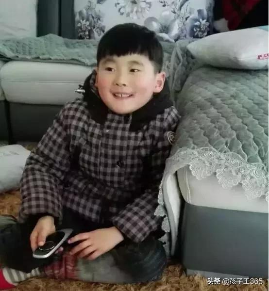 安徽10岁小男孩哭着喊妈妈,泪目男孩思念奶奶跪在河边痛哭