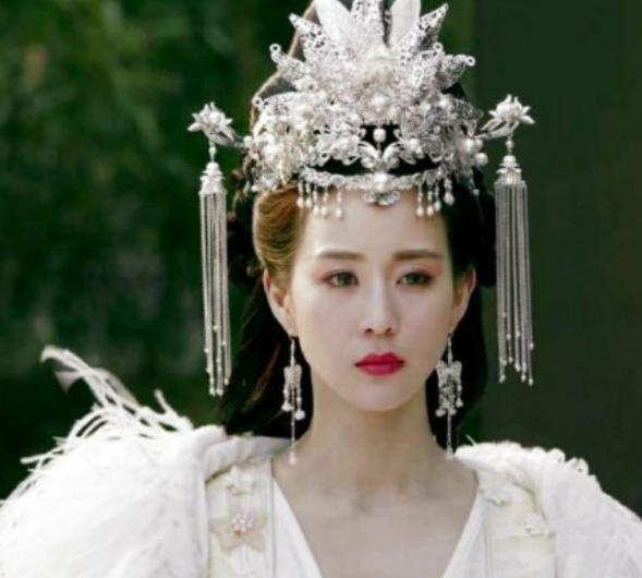 杨幂造型独特出席盛典,杨幂惊艳亮相完全版