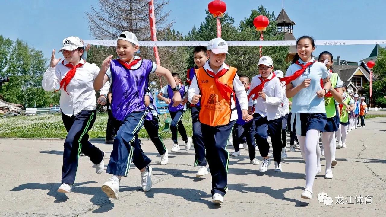 日照下奔跑的少年视频,日照下自由奔跑的少年