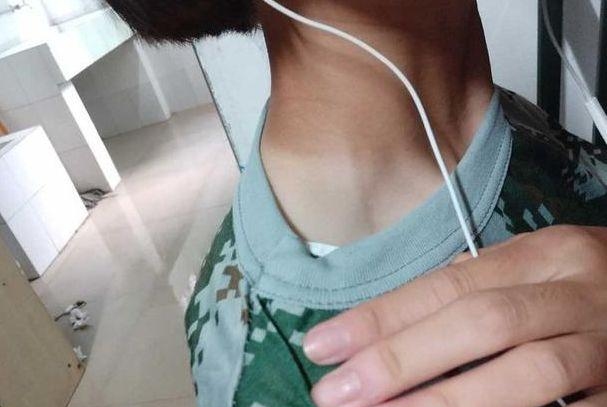 女孩发军训晒黑照片给爸爸诉苦，看到他的回应，网友果然是亲爹