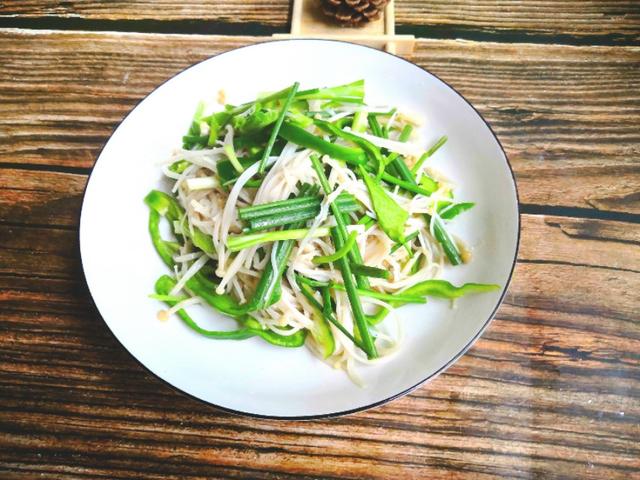凉拌麻辣金针菇的料怎么调,黄瓜红油金针菇杏仁凉拌做法