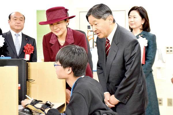 雅子皇后暗红色套装优雅亮相，宽檐礼帽贵气，与德仁情侣装有点甜