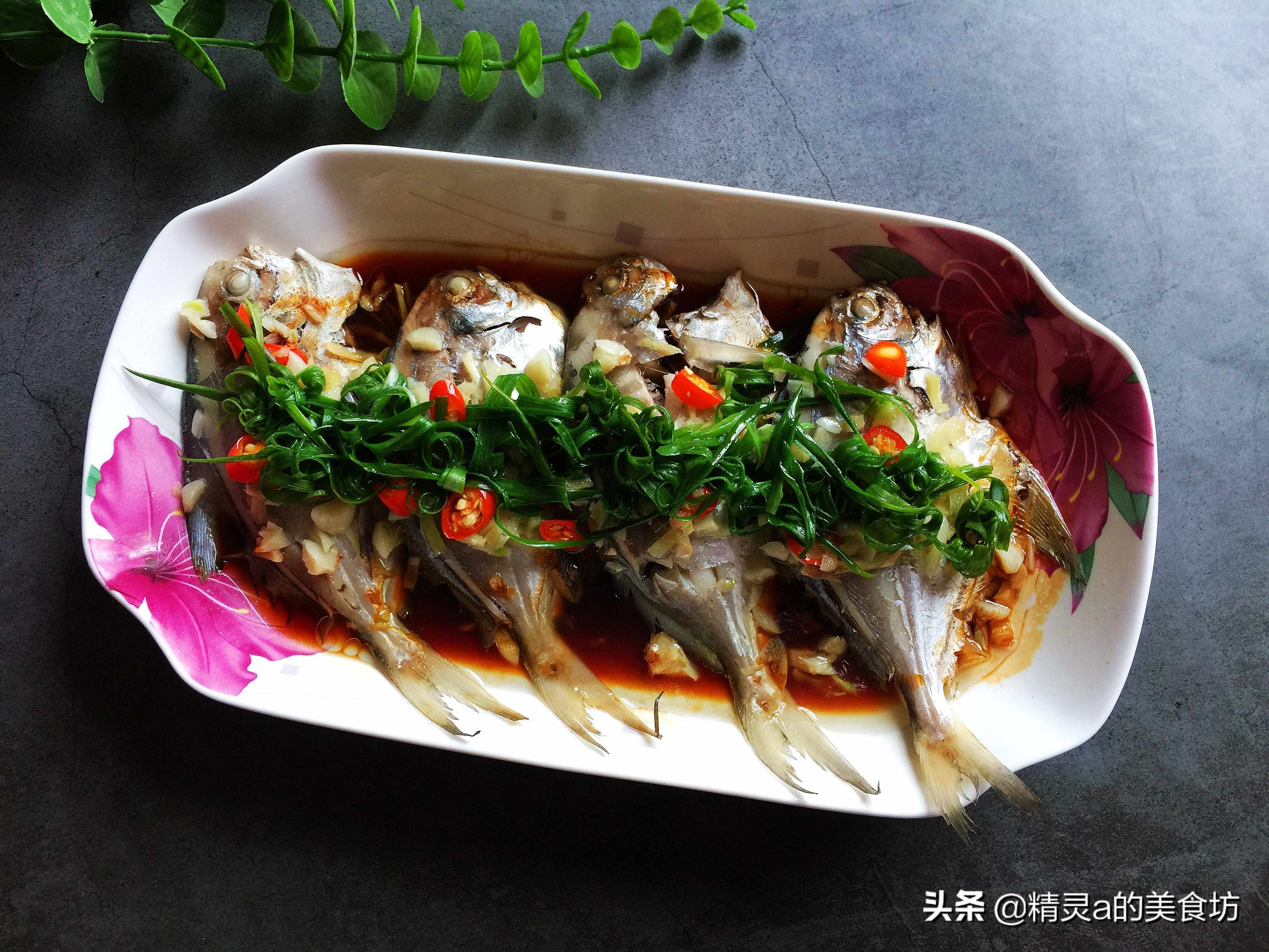 这才是清蒸鱼的正确做法鲜嫩可口,清蒸鱼该怎么做才能既入味又鲜嫩