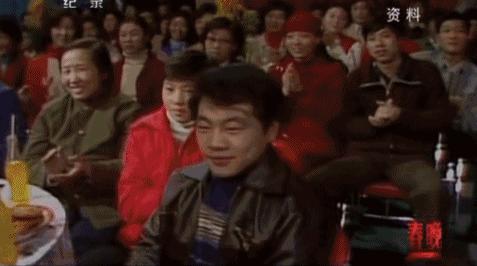 春节联欢晚会李谷一高龄现场演唱,第一届春节晚会李谷一唱了几首歌