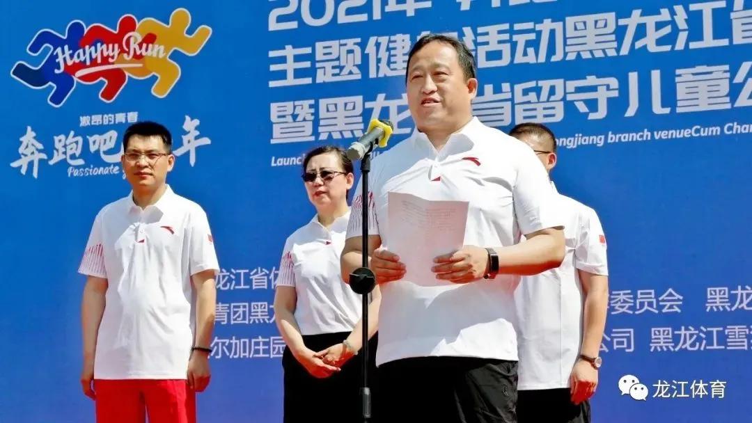 日照下奔跑的少年视频,日照下自由奔跑的少年