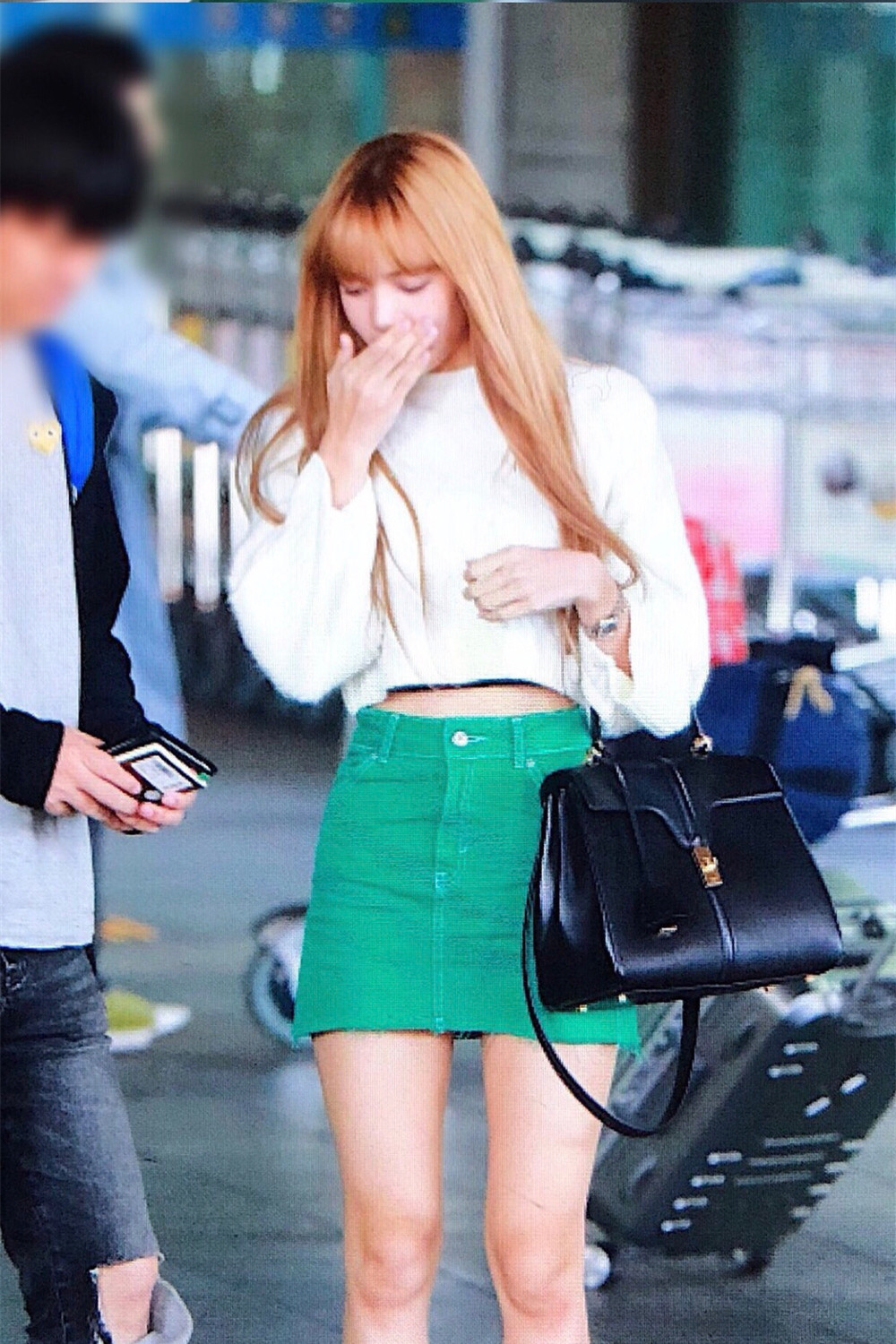 lisa机场穿搭白t牛仔裤,lisa是初中毕业去当练习生的吗