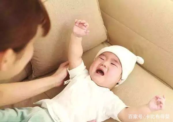一抱就睡一放就醒是天生的吗,一抱就睡一放就醒怎么纠正