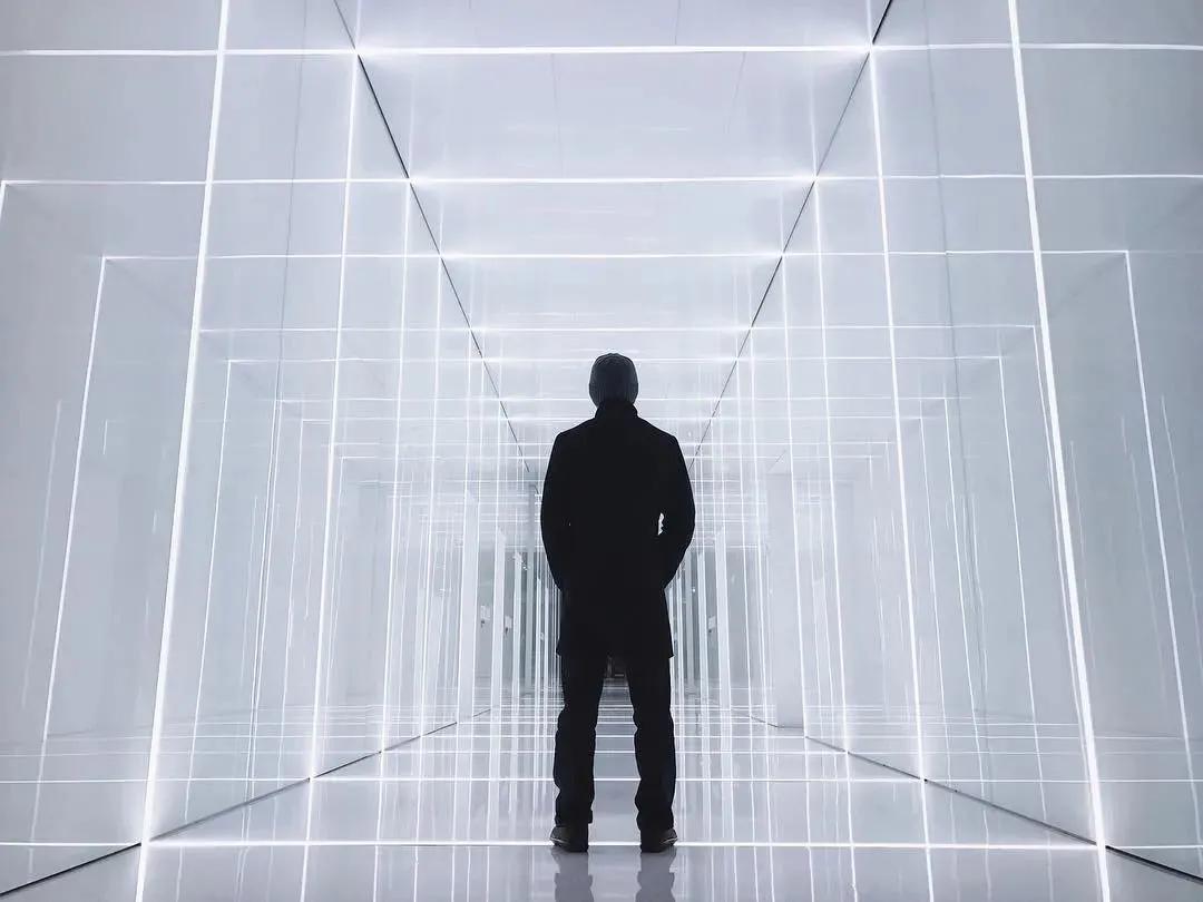 旅游景点男生拍照姿势怎么摆,男生山顶晚霞摄影拍照姿势高清