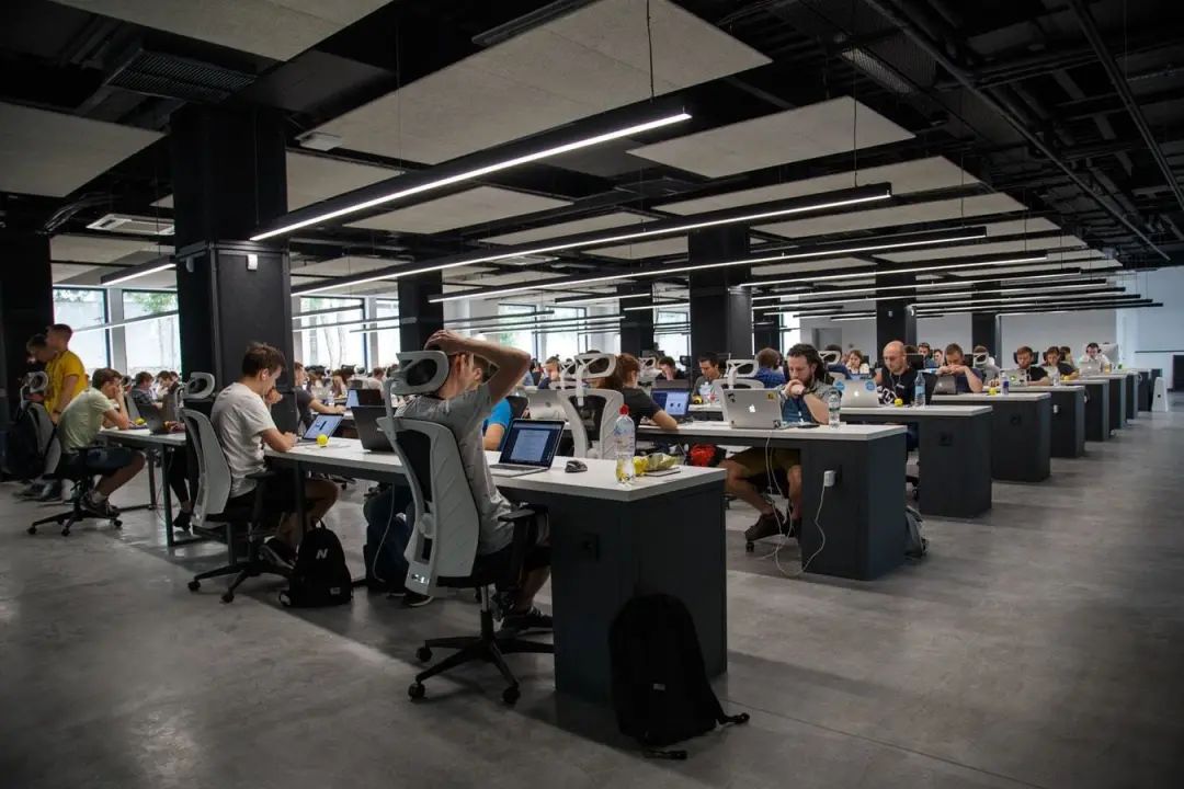 程序员进小公司还是外包公司,程序员刚毕业去大厂好吗