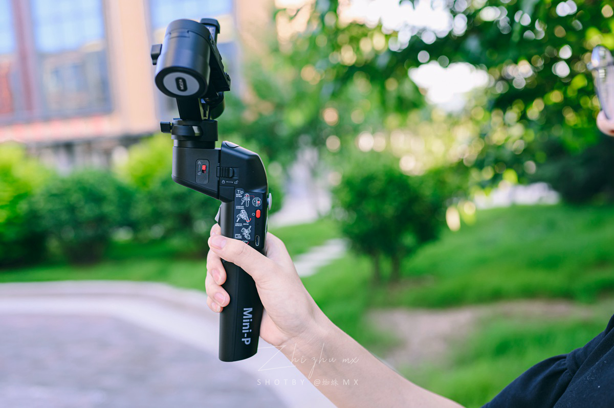 “跨界级”专业防抖，手机和微单都可用，普通人的视频“法宝”
