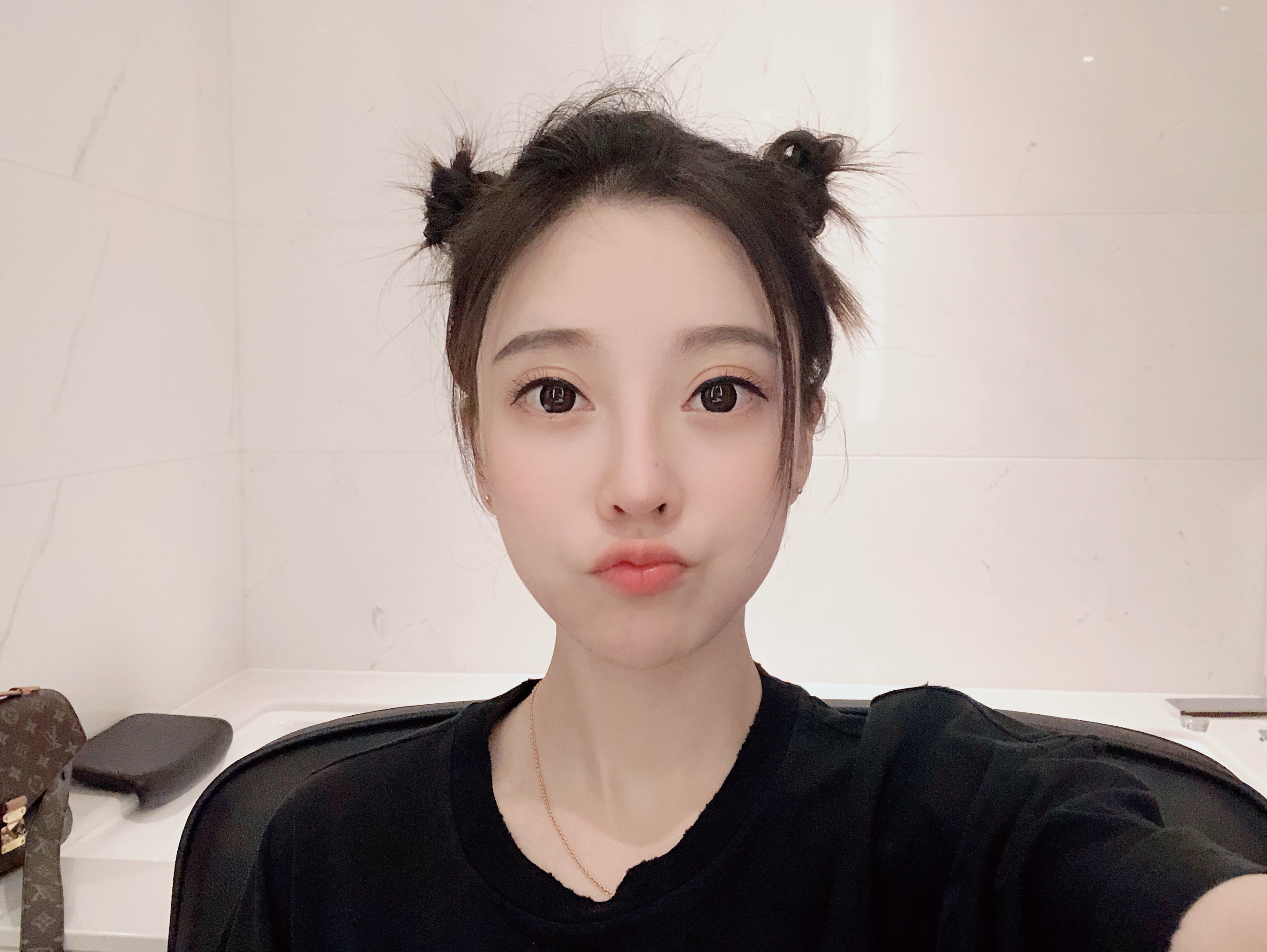 冯提莫坐在直播间里摇头晃脑,冯提莫直播间互动回放