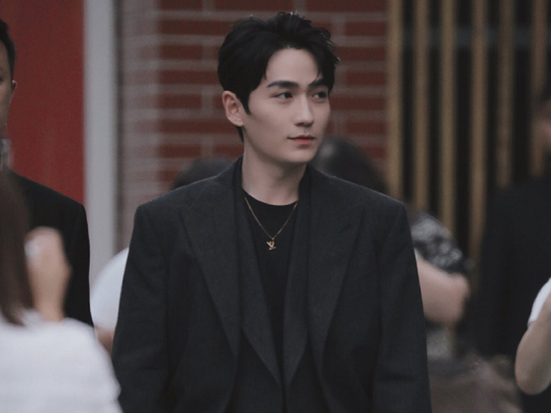 朱一龙时装男装图,在武汉穿西服的明星朱一龙