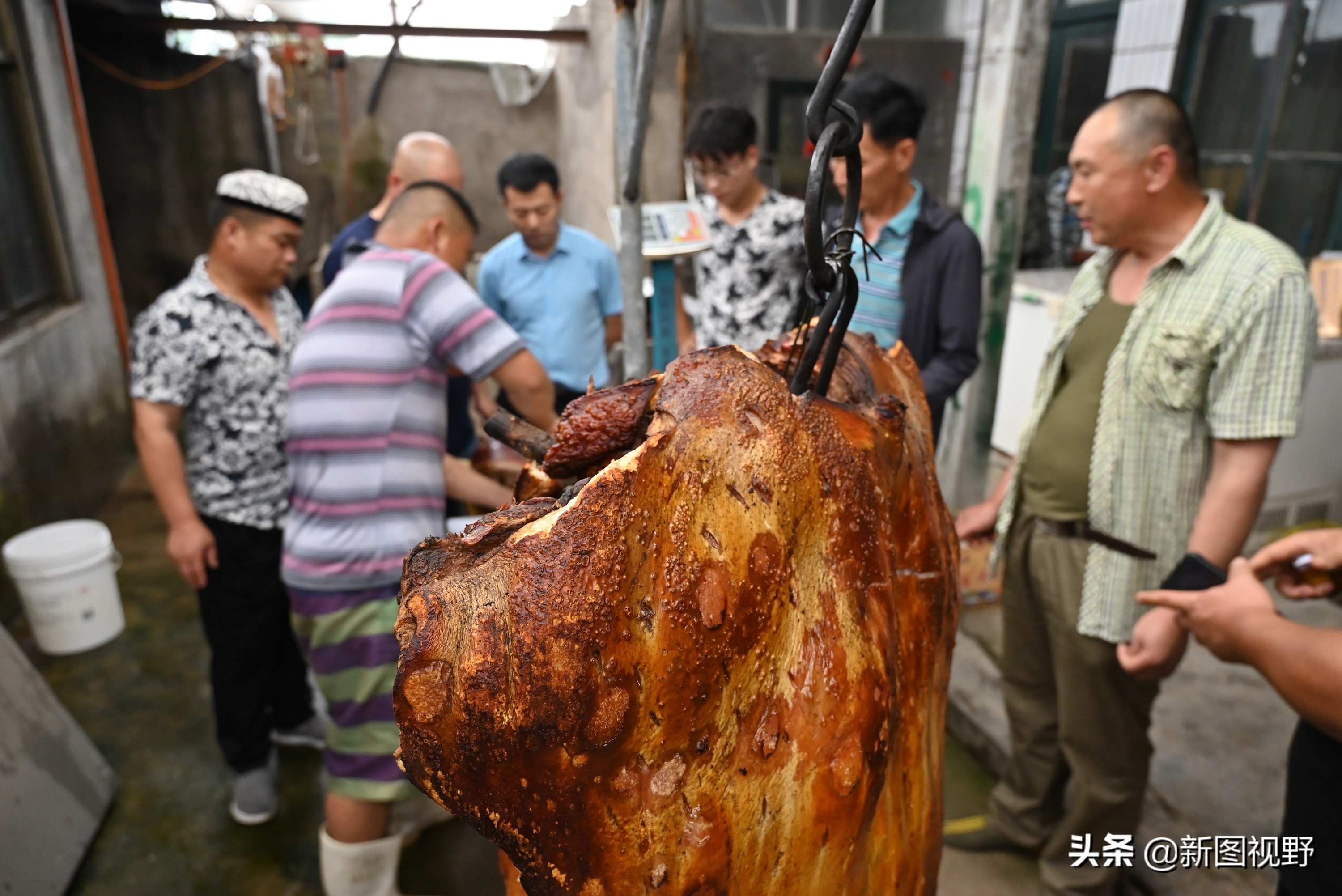 猪价下跌，夫妻“烤全猪”停烤2年后开烤，200斤烤肉出炉就卖光