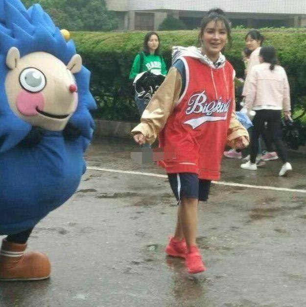 曾为超女冠军，如今却在街头和卡通人偶唱唱跳跳
