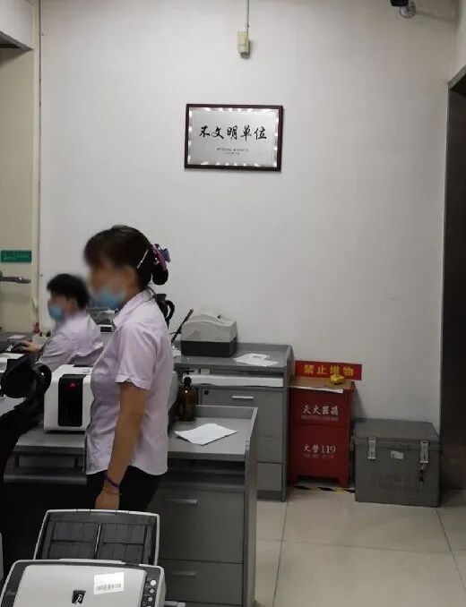 湖北一农业银行支行被挂“不文明单位”牌匾！行长：落实“门前四包”不力！因推搡阻止记者暗访影响恶劣被罚