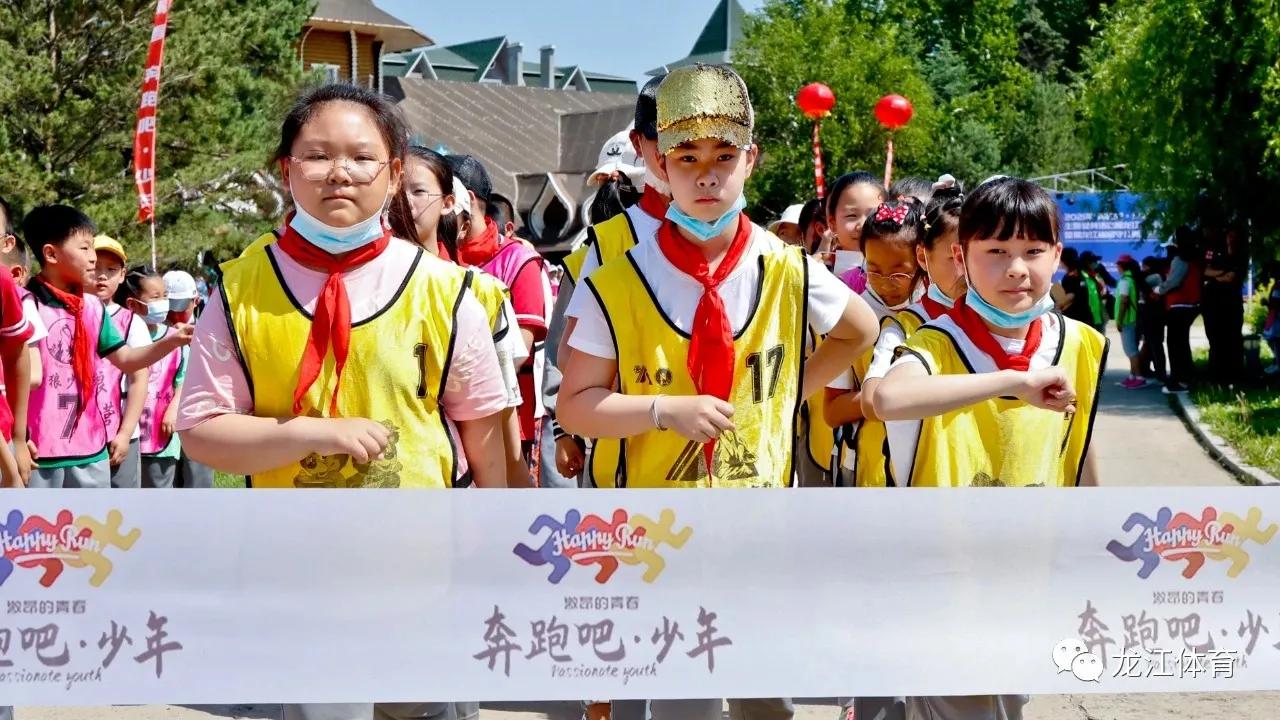 日照下奔跑的少年视频,日照下自由奔跑的少年