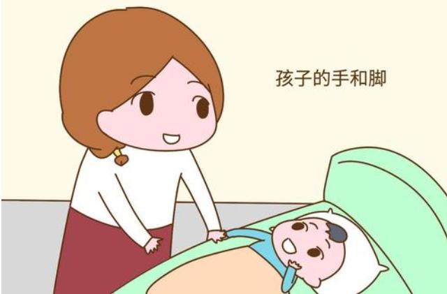 冬天宝宝手脚冰凉正常吗？可不仅衣服没穿暖，要害原因爸妈要知道