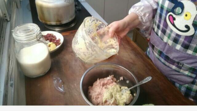 冷冻鱼皮做鱼肉丸子,带刺鱼肉生汆丸子的做法