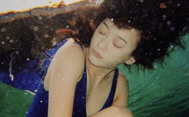 陈意涵产后穿荧光色抹胸裙亮相,陈意涵产后身材照刷屏