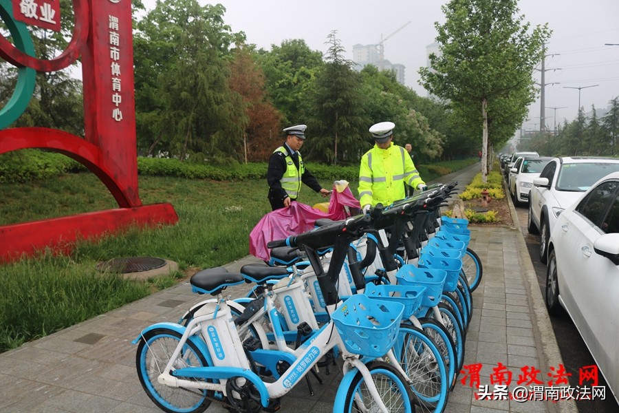 雨中作战，高新交警大队保障足球赛顺利进行（组图）
