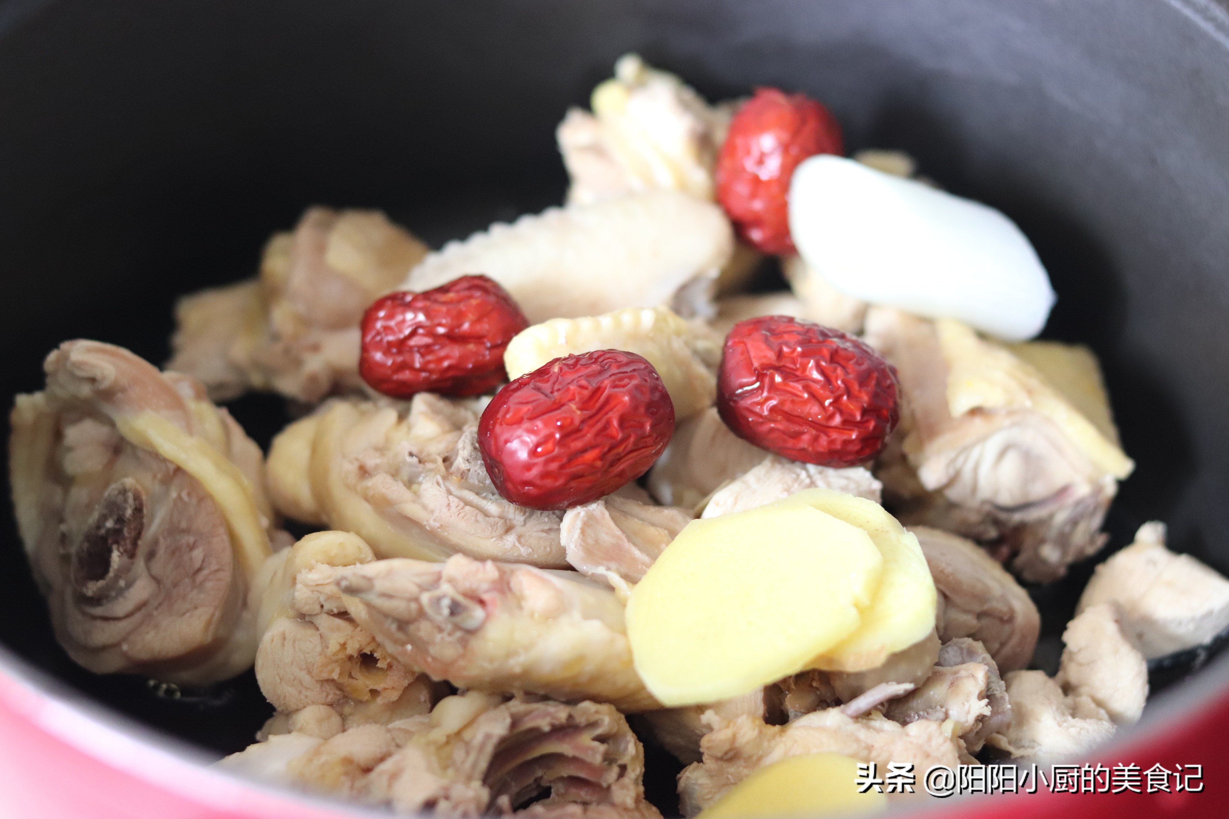 暖身滋补正当时推荐羊肚菌鸡汤,新鲜的羊肚菌炖鸡汤川味的做法