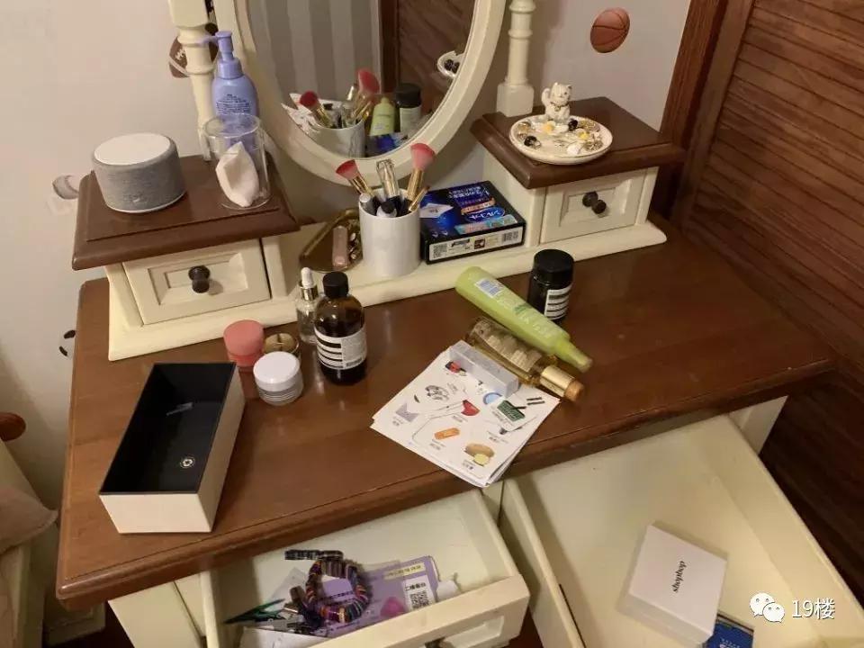 熊孩子倒掉整瓶化妆品,孩子在家垃圾分类