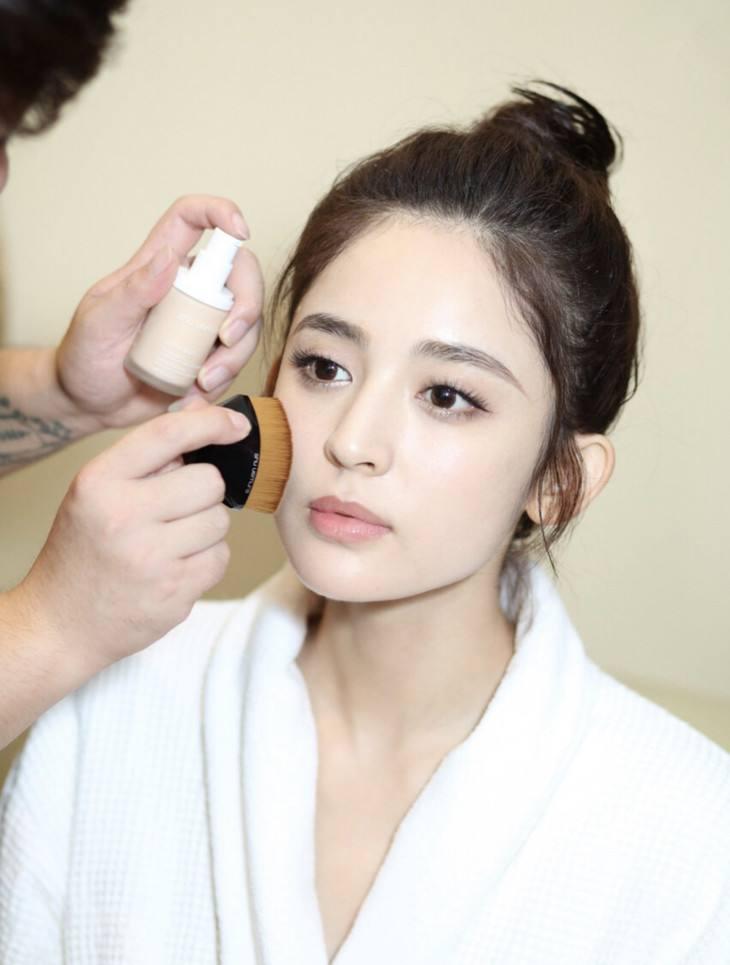 彩妆师为什么化妆好看些,为什么彩妆师底妆不脱妆