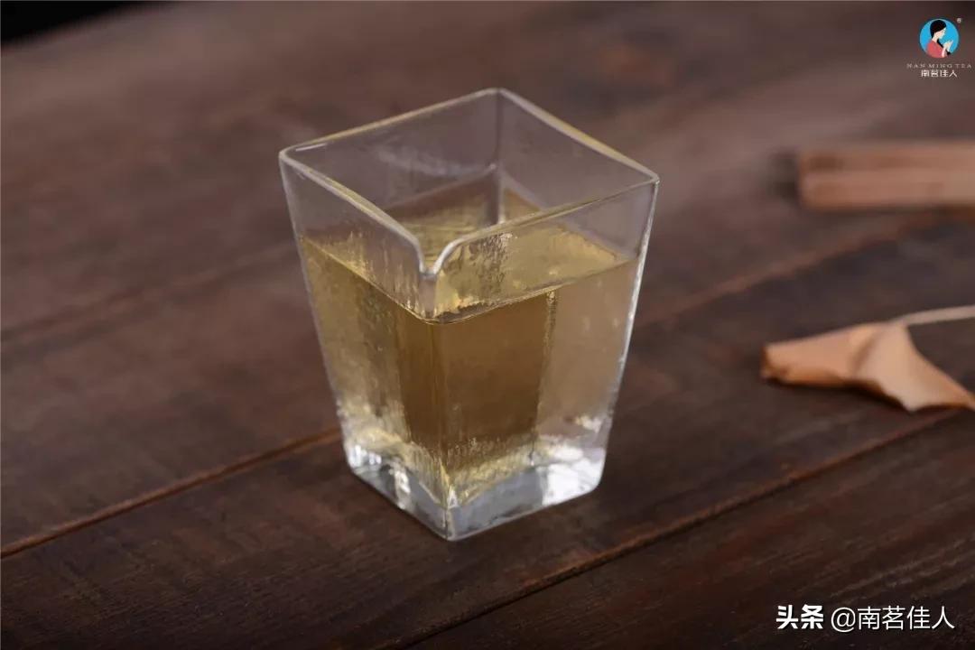 偷得浮生半日闲与君同饮一壶茶,花间浅酌一壶酒浮生偷得半日闲