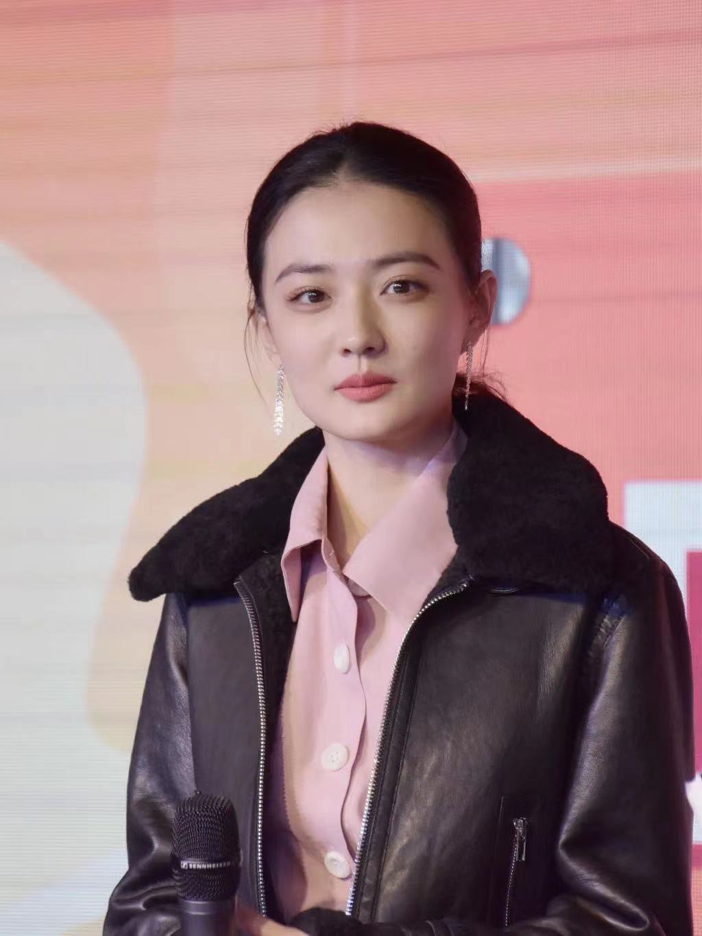方脸女生如何打扮显脸小,短方脸女生合适什么风格