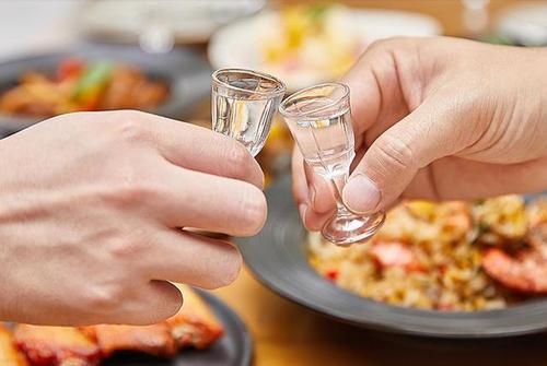 这4种白酒要少喝没酒味还浪费钱,这四款酒真正的物美价廉
