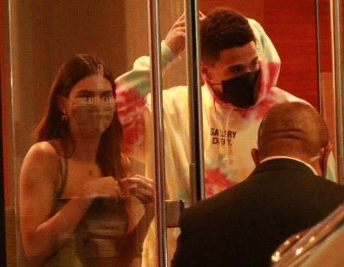 湖人稳了！布克19中6后却私会詹娜，一起进酒店，詹皇从不这么干