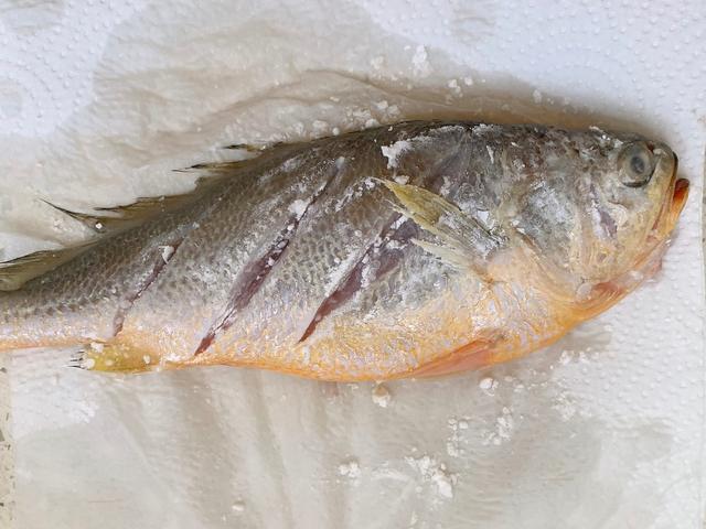 煎鱼诀窍怎么煎才会酥脆,煎鱼的时候怎样煎才不粘锅